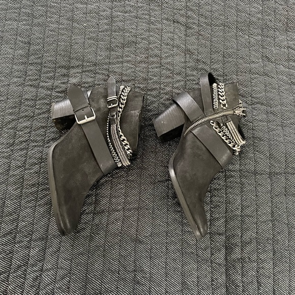 Dolce Vita Black Leather Ankle Boots with Chain Detail - Picture 6 of 8